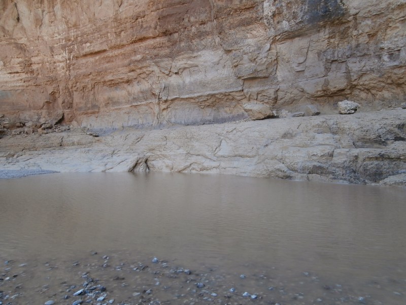 Гев под большим водопадом.