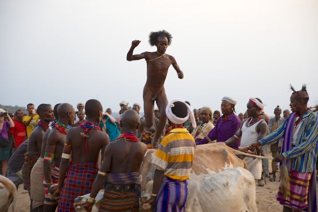 bull-jumping-hammer-tribe-ethiopia-11-feb-2014