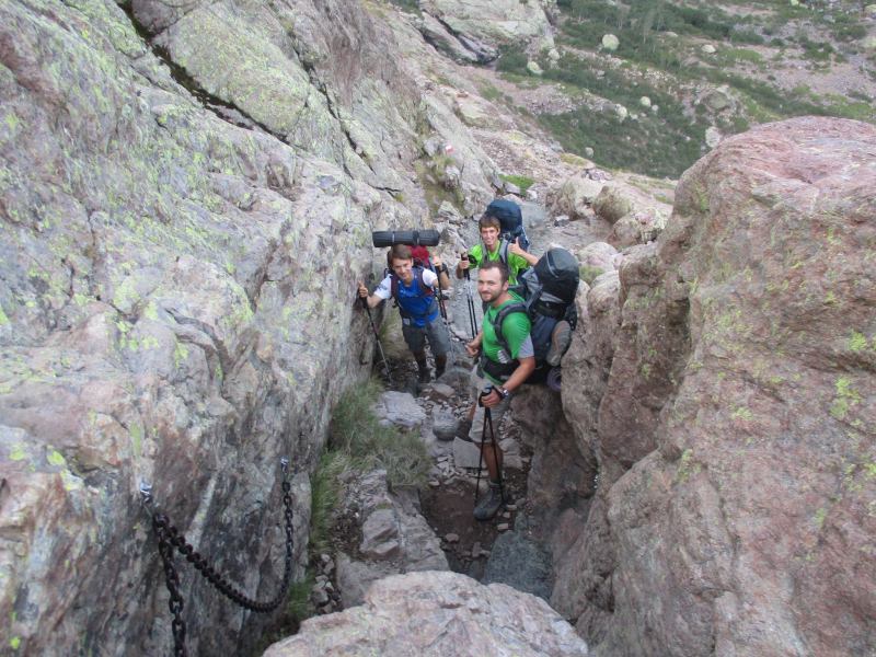 Вот такие цепи. На фото Томер с новыми друзьями из Черногории (фото Томера)