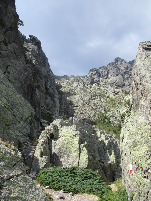 Почти спустились вниз. Взгляд назад, на перевал.