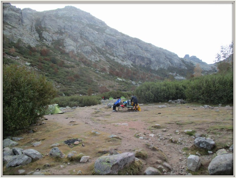 7:50. Рефьюж опустел, все ушли на маршрут. Наши друзья канадцы ещё собираются. Обычно они выходили чуть позже, но шли быстро и всегда нас обгоняли. Сильные ребята.