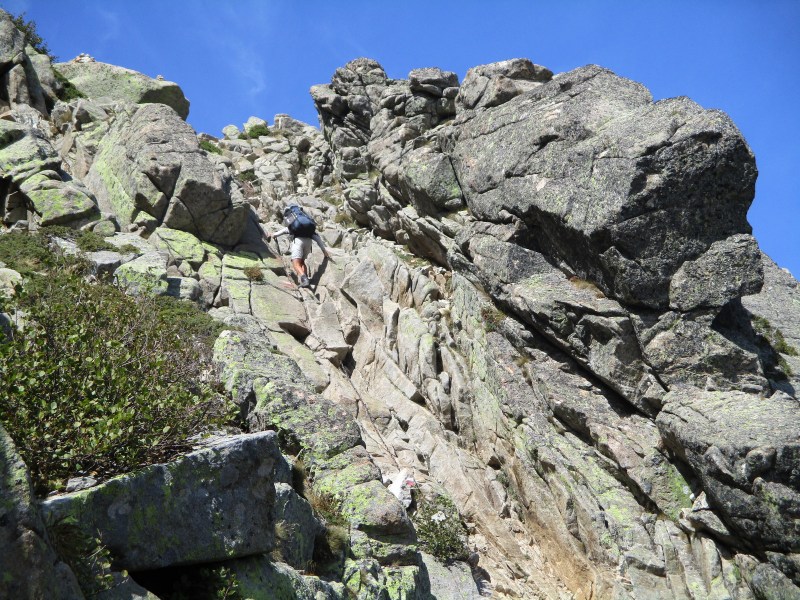Крутой участок, где провешены цепи. 