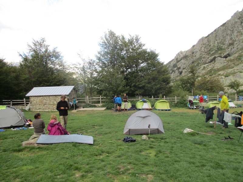 Все значимые люди попали в кадр: Саша ( справа, занимается развеской вещей), Римке (слева, стоит), Изабель и Розалике (сидят спиной), Томер ( вдали, беседует с израильтянами, идущими из Конки) 