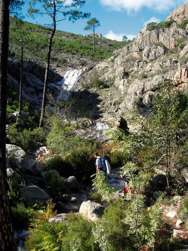 Так выглядит водопад в начале лета.