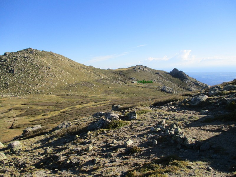 Маленький домик с зелёной крышей вдали - это рефьюж, который нас вчера согрел и накормил.