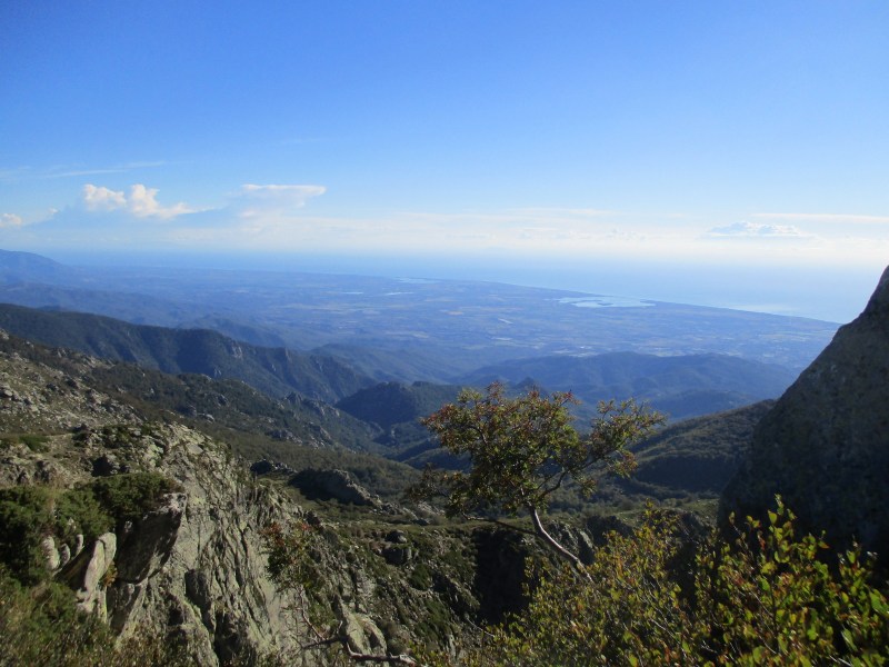 Погода ясная, и видно море, восточное побережье Корсики.