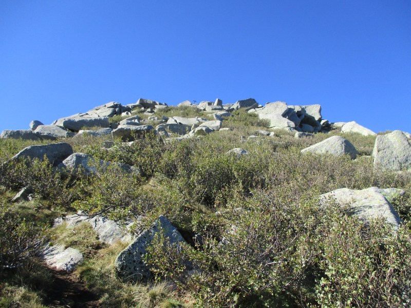 Крестик вдали - высшая точка (2042 м) горной гряды Punta Cappella