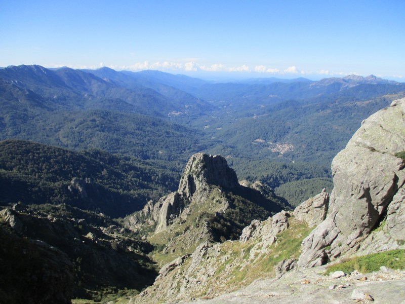 Над этой скалой (в центре) долго кружился вертолёт. улетая, и делая новые попытки. Мы предположили, что он спасал кого-то, застрявшего на скале.