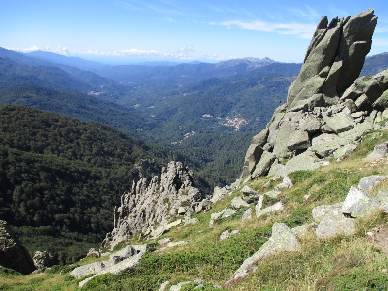 Внизу - живописная долина и маленькие поселения. Шли и любовались этим видом.