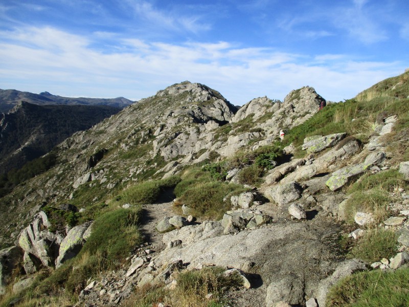 Начало нашего сегодняшнего маршрута угадывается чётко - траерс по этим скалам.