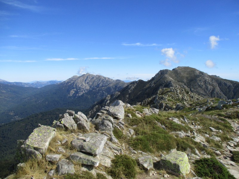 Очень хорошо видно, куда лежит наш маршрут. Пока только по скалам. Идём на самом верху и видим всё вокруг. Волшебное ощущение!