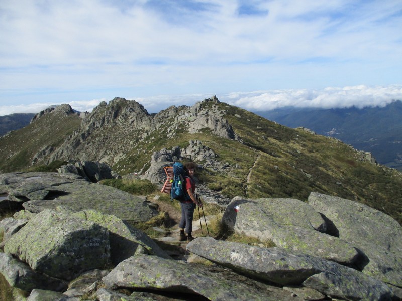 Вот по этим скалам, похожим на горбы верблюда мы пройдём. с лёгкостью и наслаждением :-)