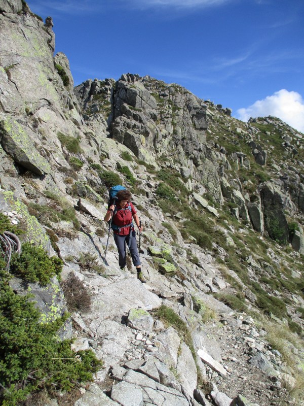 Шаг за шагом идём вперёд и душа поёт.