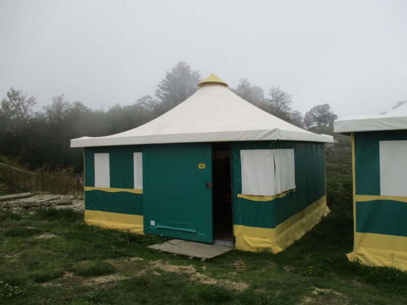 Шатёр с двухэтажными кроватями внутри. Здесь мы спали, как короли.