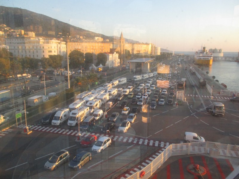 Караваны в очереди на паром.