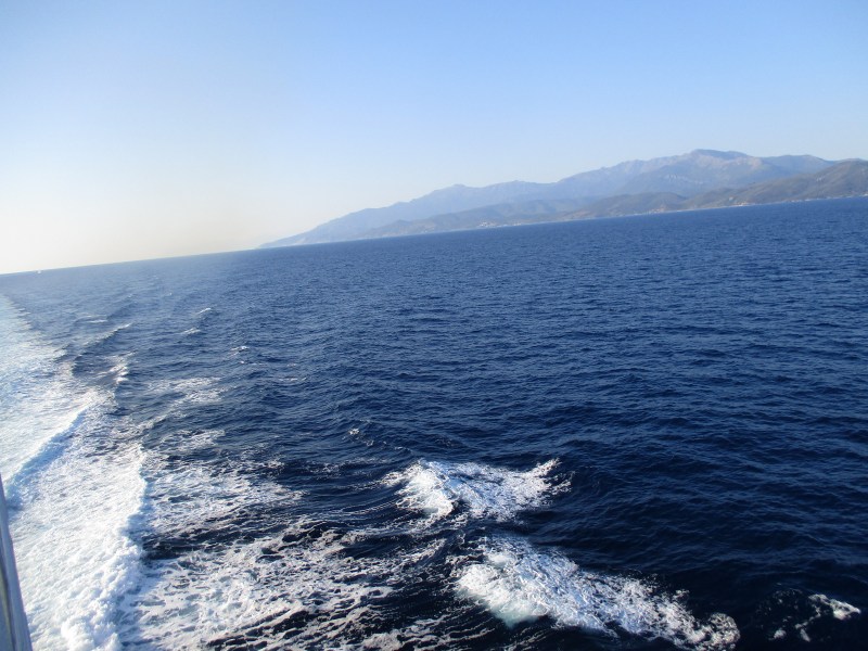 Огибаем северную часть острова.