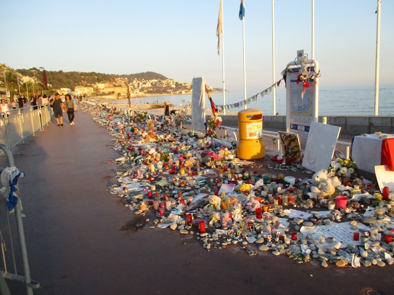 Место страшного теракта на набережной Ниццы.
