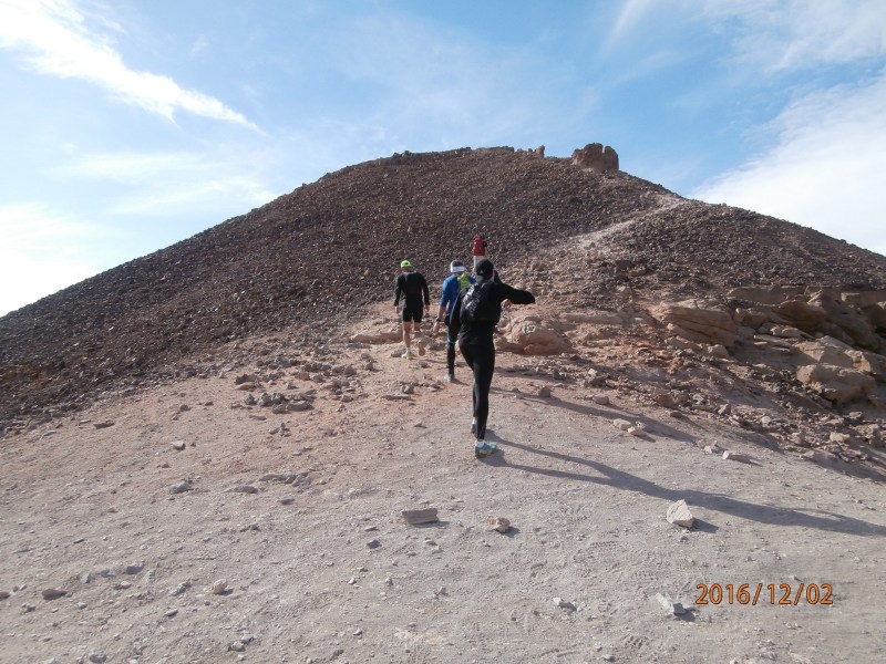 Группа бегунков-скороходов поднимается на гиват Херут вместе с нами.