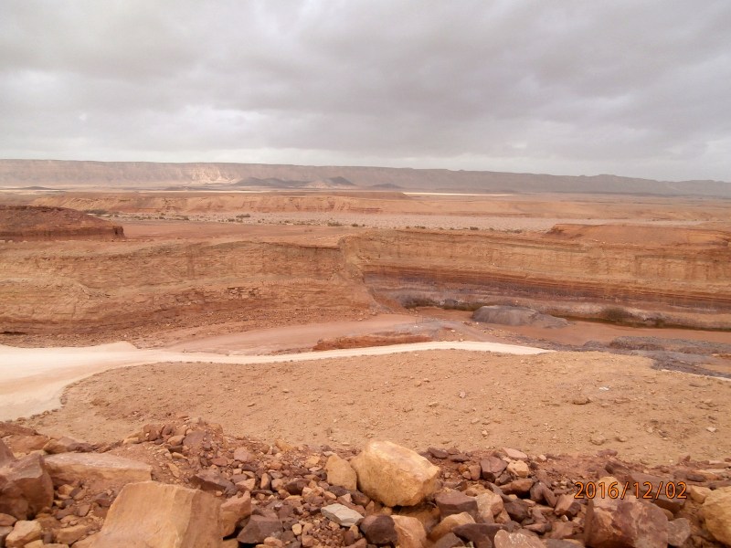 Над карьером просматривается вади нахаля Рамон.