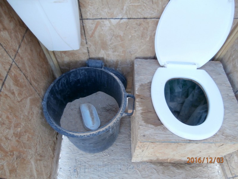 В ведре специальные опилки, которыми присыпается хирбун.