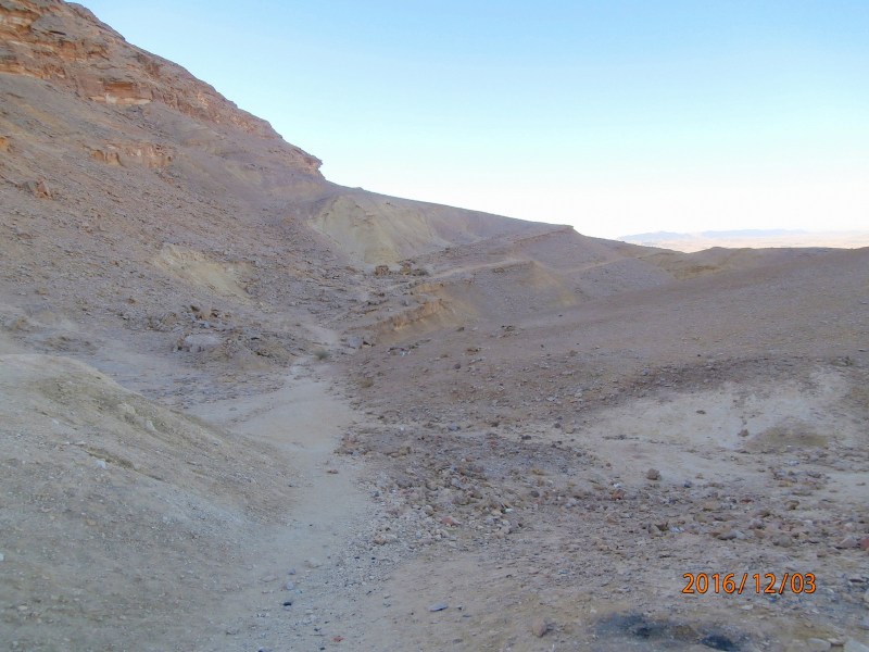 Прямо со стоянки начинается тропа к горе Ардон.