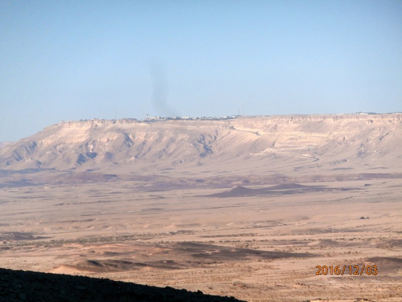 Вид на шоссе 40. серпантином спускающееся от Мицпе Рамон. Сидя вечером у костра, мы видели огоньки машин , проезжающих по серпантину.