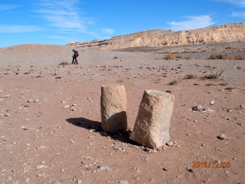 Каменный столб, времён набатеев, обозначающий мили на дерех а-Бсамим. Стоит прочно, сдвинуть невозможно, я проверила :-)