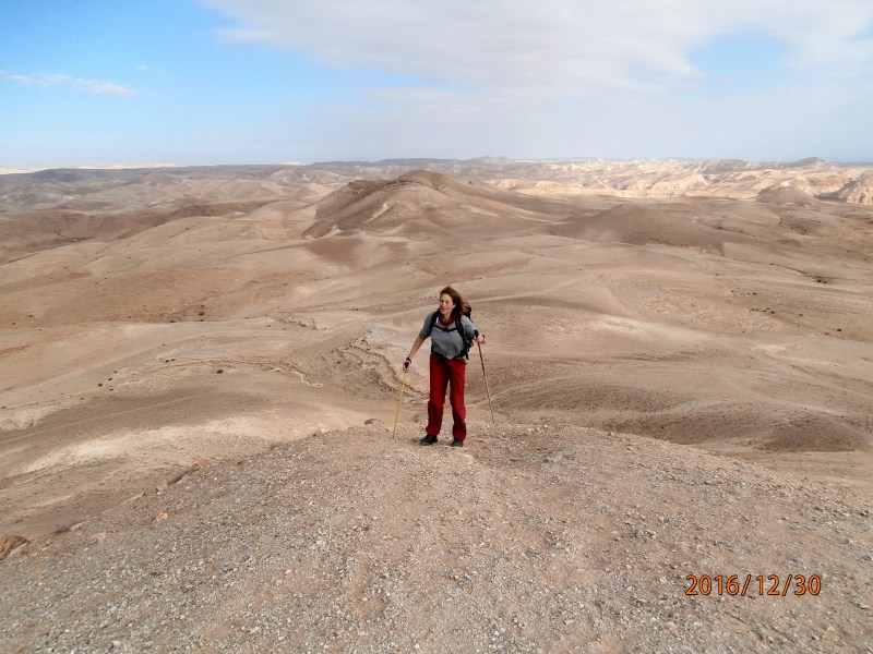 Юля восходит на гору Цфира.