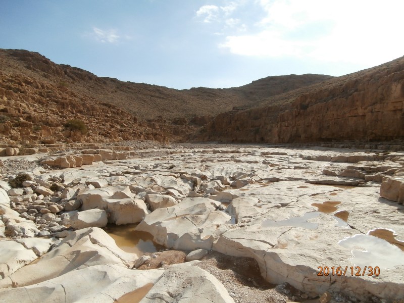 Здесь, как я подумала, закончились известняковые породы в русле, а значит - закончились гевим.
