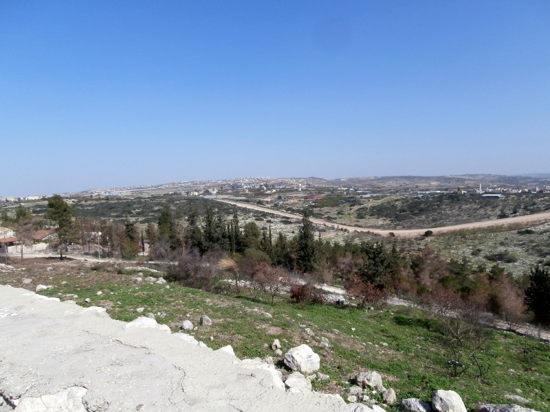 Отлично виден забор безопасности и дорога патрулей.